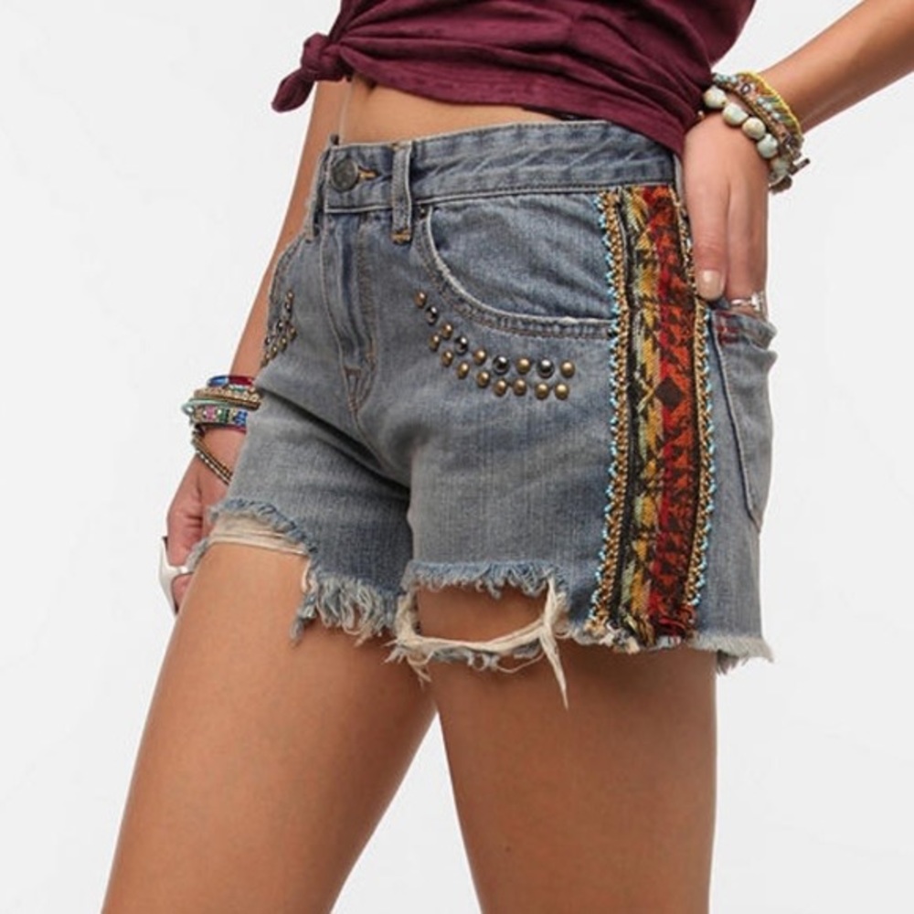 UO BDG Mid-Rise Freja Vintage frayed denim shorts size 28 (wide)